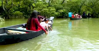 ঈদের ছুটিতে পর্যটকদের কোলাহলে মুখরিত রাতারগুল
